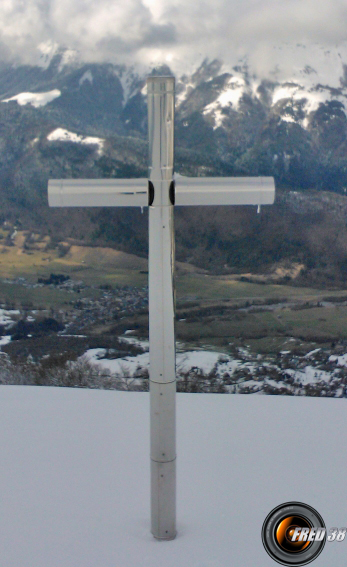La croix en inox qui surplombe la vallée.