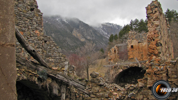 Ruines du hameau de Givaudan.