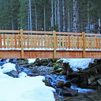 La belle passerelle conduisant à la cascade des Pissus.