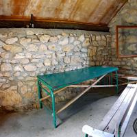 Table et banc.