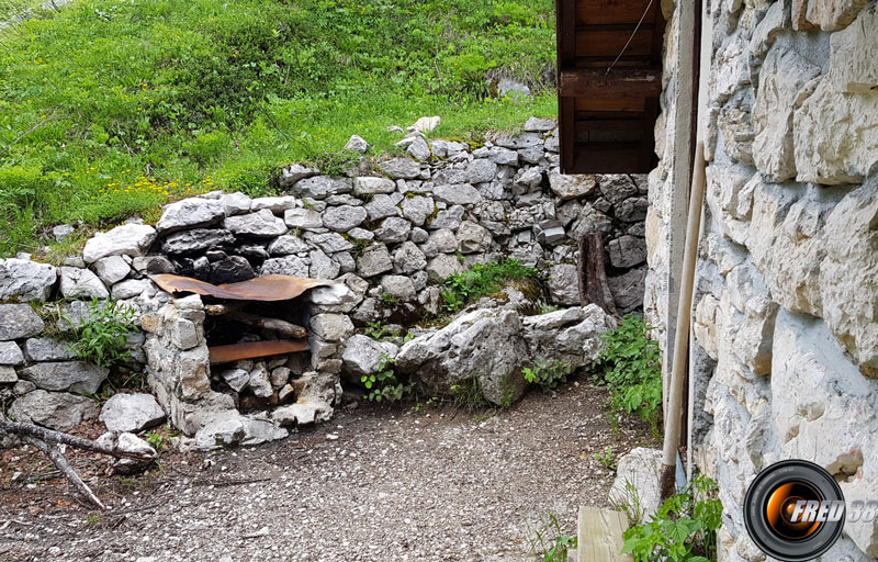 Barbecue devant la cabane.