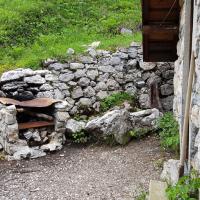 Barbecue devant la cabane.