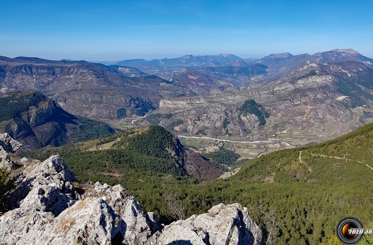 Vue sur Rémuzat et le rocher du Caire.