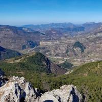 Vue sur Rémuzat et le rocher du Caire.