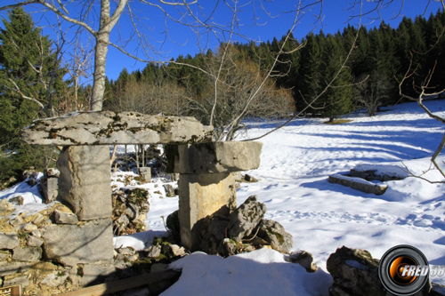 Ruines sur le plateau d'Arpizon.