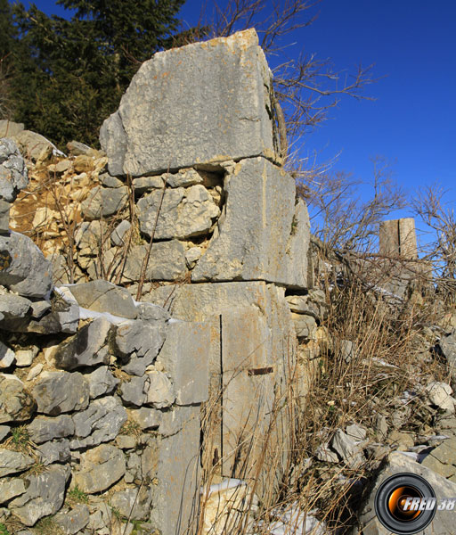 Ruines au col d'Alienard.