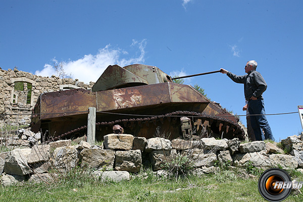 Le reste de char au camp des Mille-Fourches.