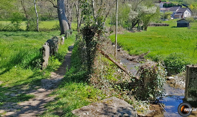 Sentier avec dalles verticales.