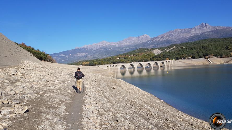 En fond les Ecrins.