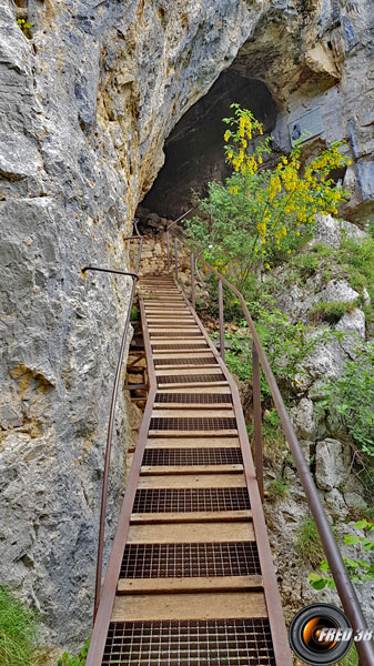 La passerelle à l'entrée de la  grotte d'Orjobet.