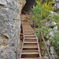 La passerelle à l'entrée de la  grotte d'Orjobet.