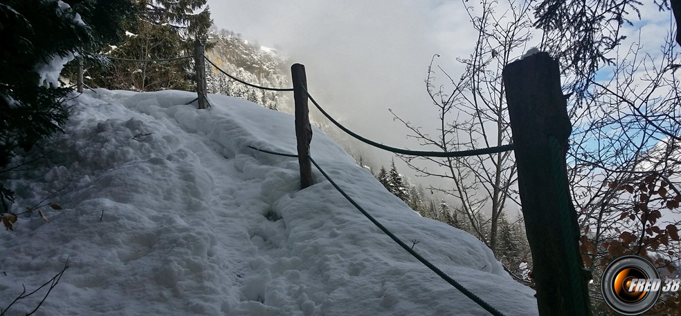 Petit passage avant de rejoindre la piste qui monte du lieu-dit de Raffort.