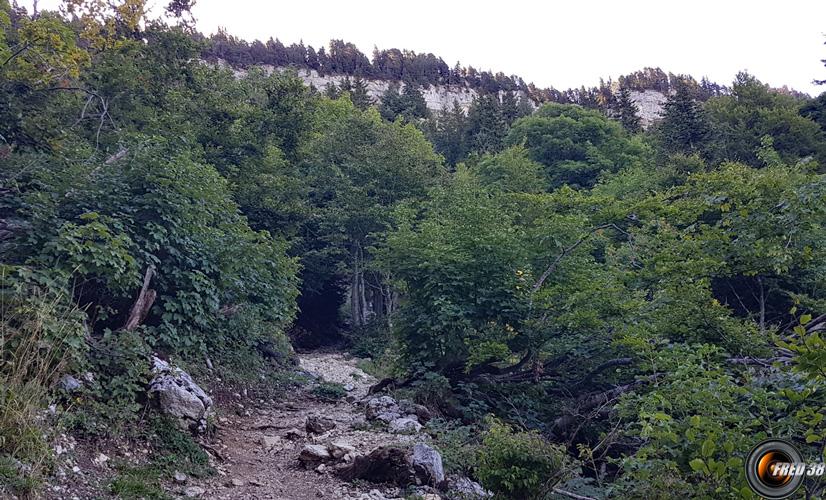 Montée sous la falaise.