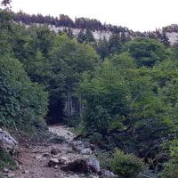 Montée sous la falaise.