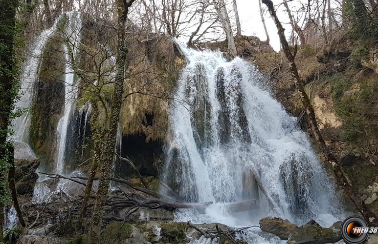 Cascade de Claire Fontaine.