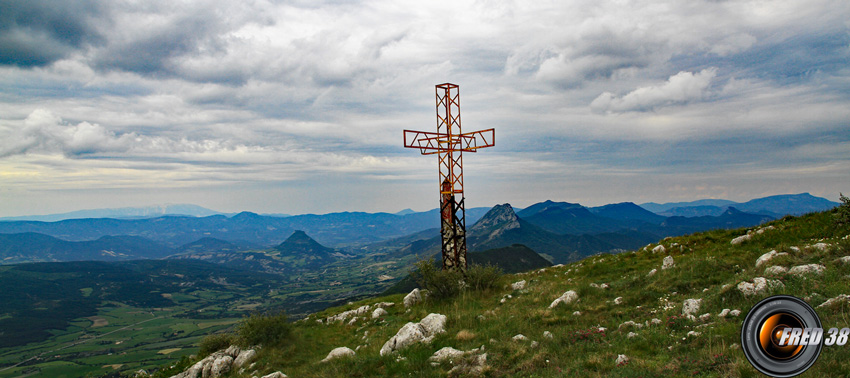 La grande croix métallique du sommet.