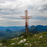 La grande croix métallique du sommet.