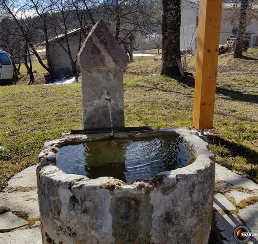 La fontaine au départ.