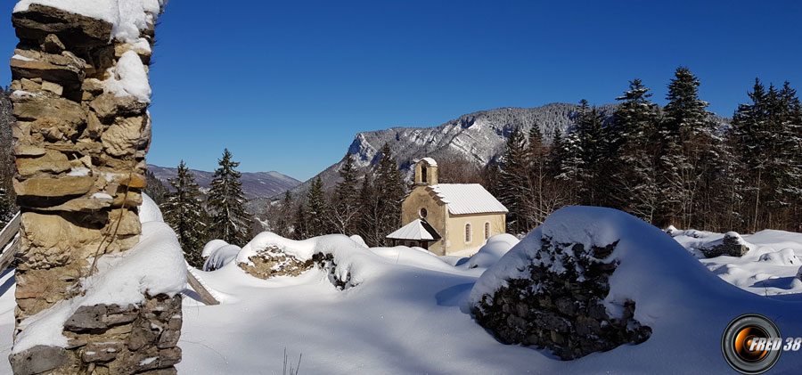 La Chapelle au milieu des ruines