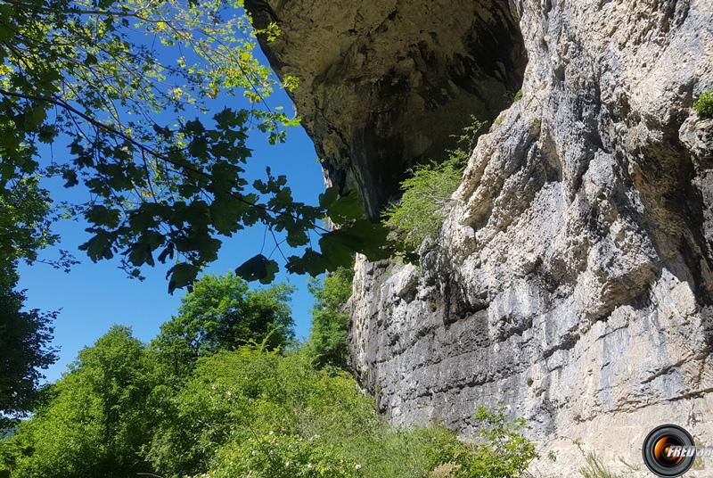Sous la falaise.