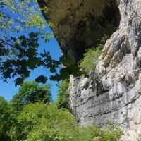 Sous la falaise.