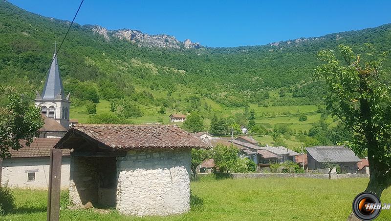 La croix vue du village.