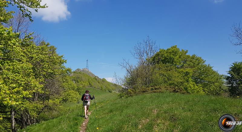 Sous le pylone avant le sommet