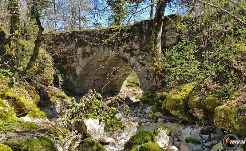 Le pont en pierre des Tines.