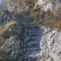 Les marches taillées dans la roche.