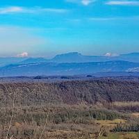 Vue sur les Alpes au loin.