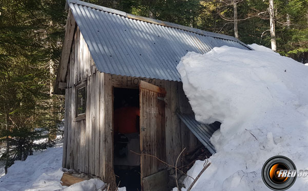 Cabane située dans les bois.