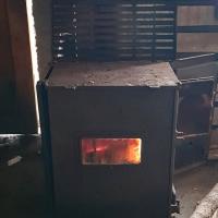 Bon poêle et bois autour.