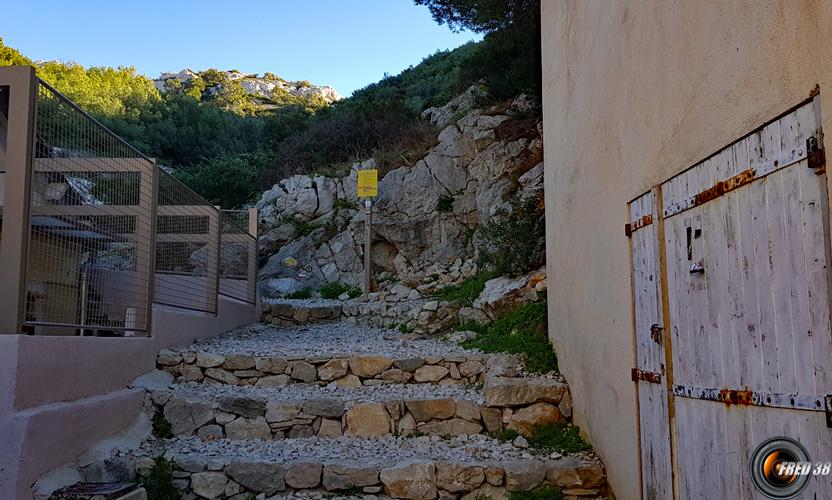 Le départ dans une petite rue du port.