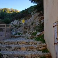 Le départ dans une petite rue du port.