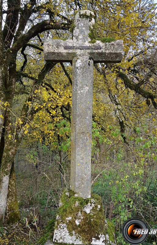 Ancienne croix en pierre.