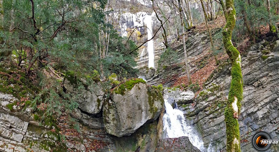 Au pied de la grande cascade.