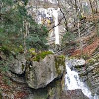 Au pied de la grande cascade.