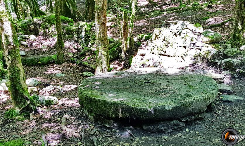 Ruines du premier moulin.