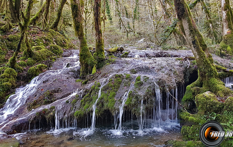 Traversée de la Fouge au dessus de la cascade.