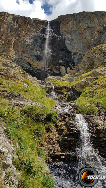 La cascade vue du sentier.