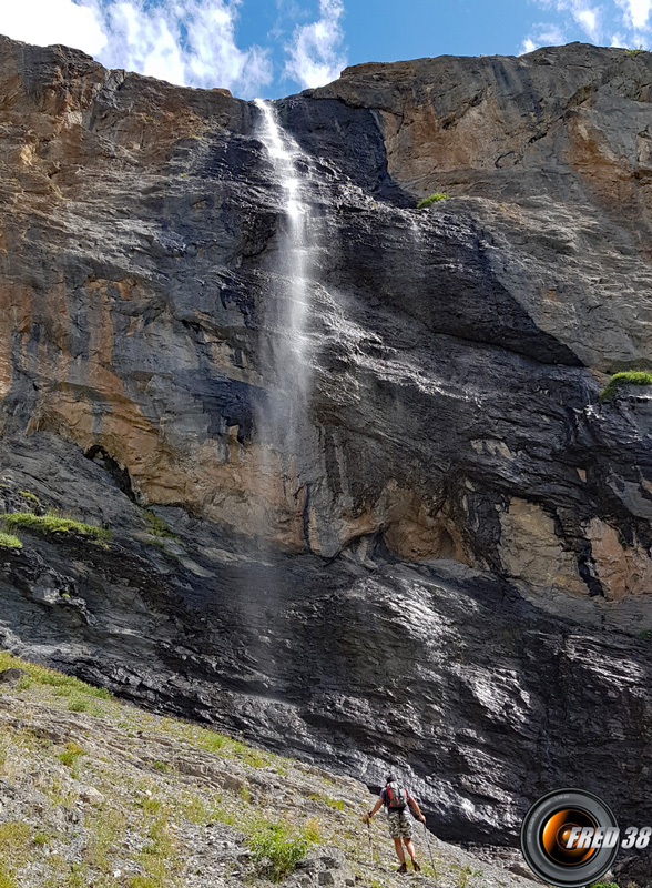 Au pied de la cascade.