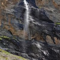 Au pied de la cascade.