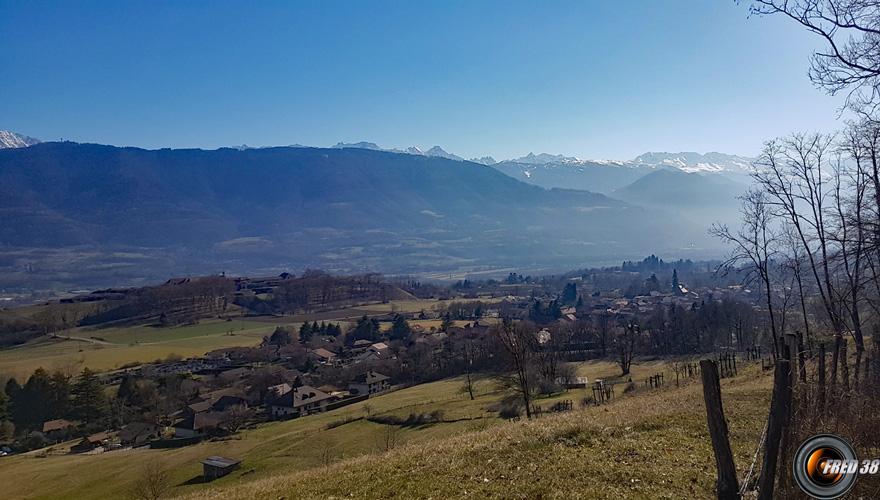 Vue sur Belledonne et le village de barraux.