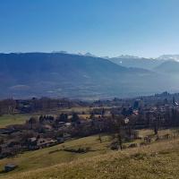 Vue sur Belledonne et le village de barraux.