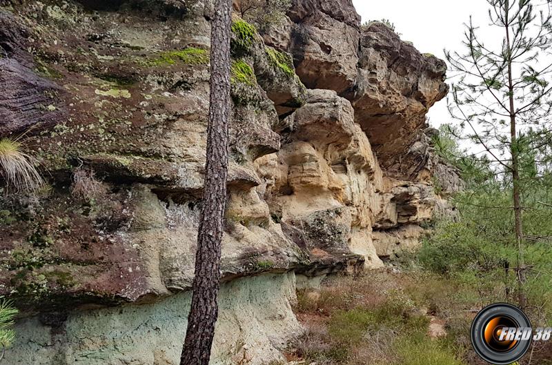 Le bas de la falaise.