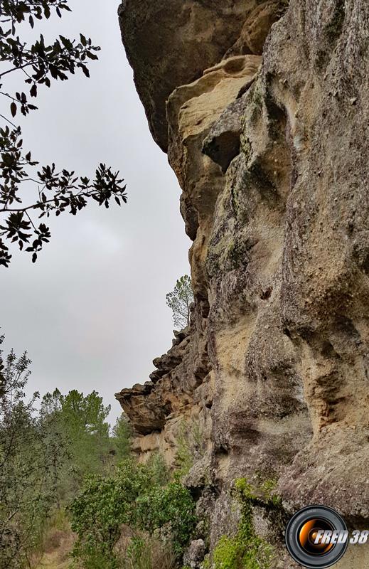 Le bas de la falaise.