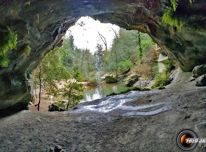 La grotte et la petite cascade.