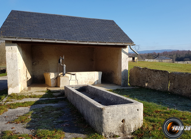 Abreuvoir du hameau de la Ragiaz.