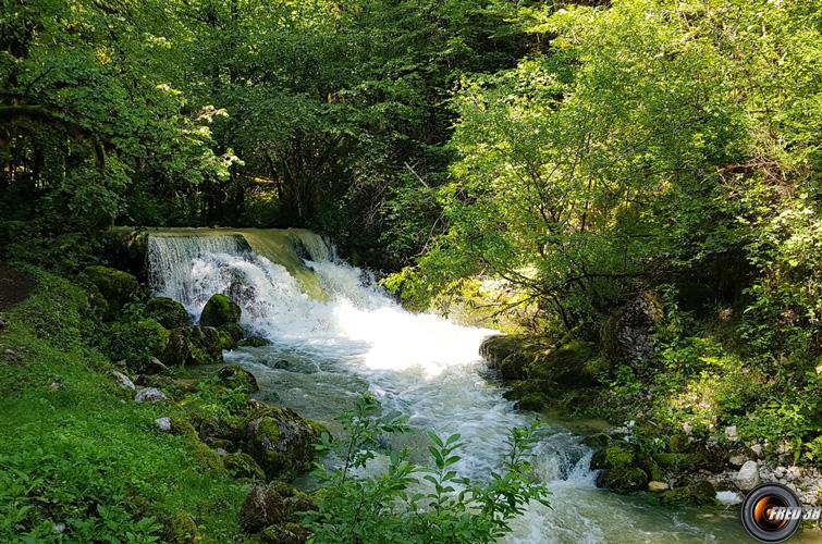 Petite cascade au départ.