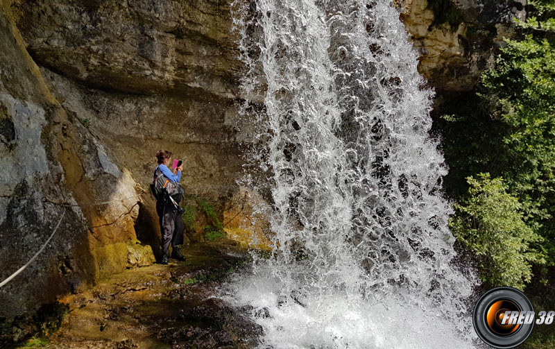 Derrière la cascade.